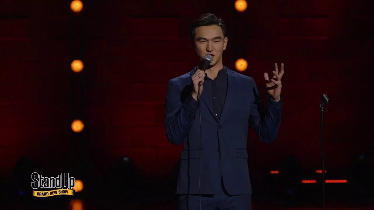 Сабуров стенд ап. Нурлан сабуров. stand up нурлан сабуров. нурлан сабуров квн. нурлан сабуров стендап про ашан.