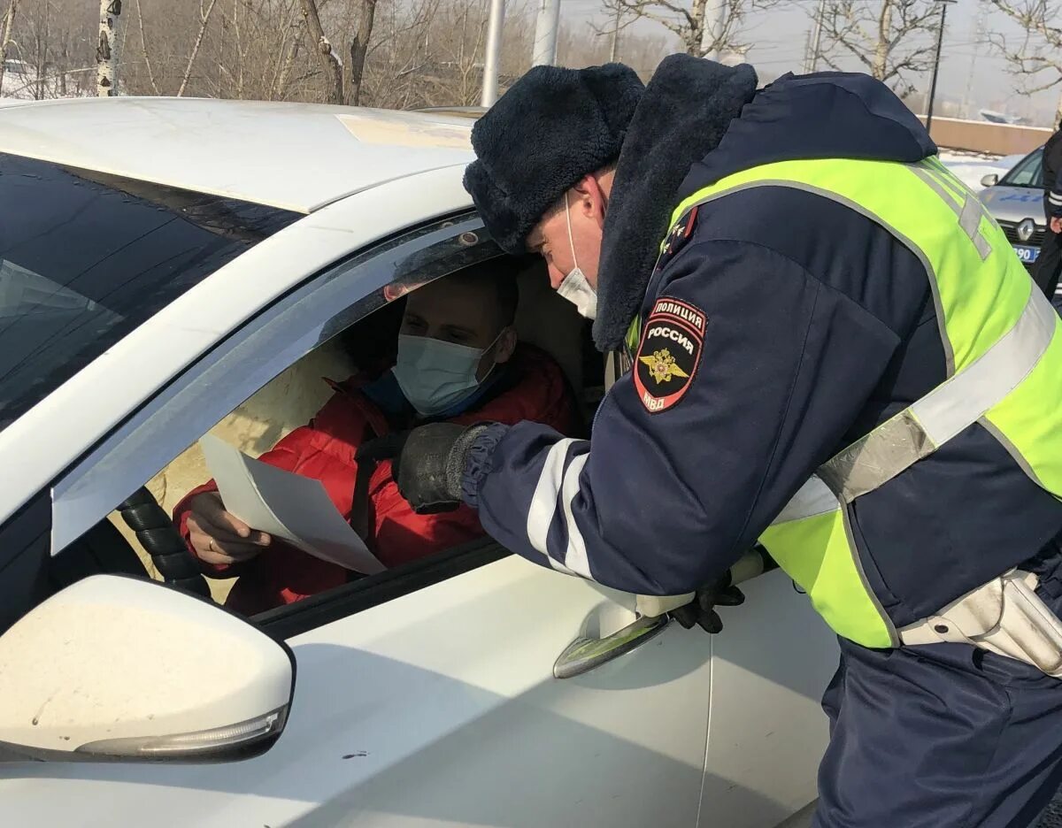 Дорожные полицейские напомнили водителям. Сотрудники ГИБДД города Лобня. Автоинспектор и водитель. Сотрудница ГИБДД за компьютером. Работа водителем в красноярске красноярском крае