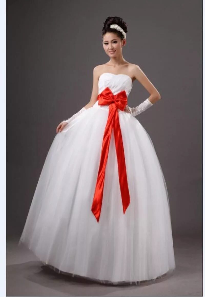 Платье с красным поясом. Красное свадебное платье. Свадебное платье с красным поясом. Красно белое платье. Свадебное платье с красным бантом.