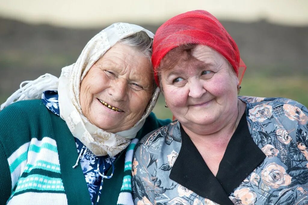 старенькая бабушка. бабушка картинка. бабка улыбается. бабушки в россии. широкая бабушка.