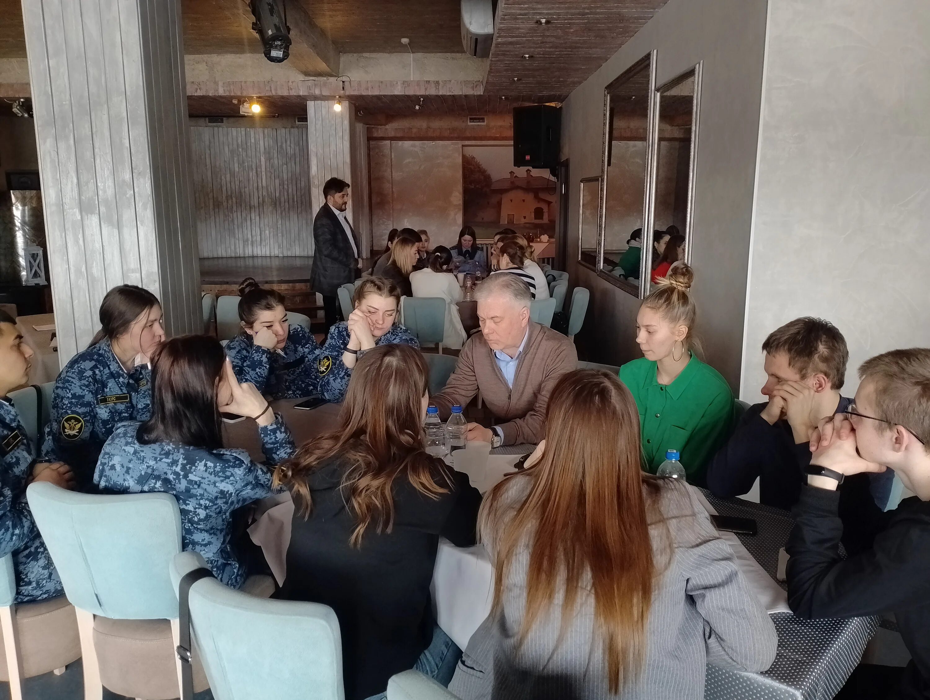 совещание в офисе. переговоры за столом. юрист и клиент. студент юрист. адвокат долговой барнаул.