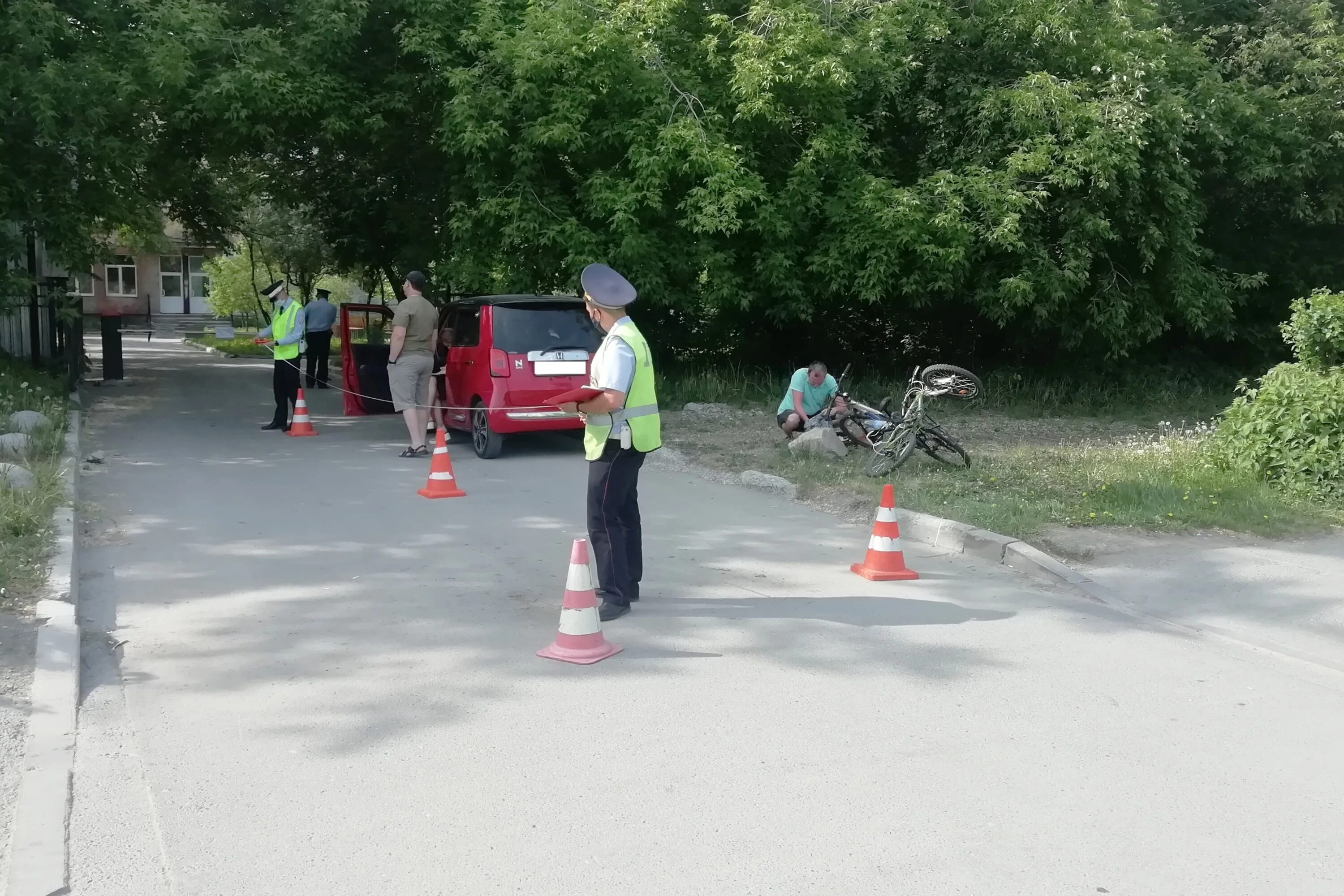 Сбитый мальчик на велосипеде. Мальчика на велосипеде сбила машина. Сбили мальчика на велосипеде в Жигулевске. Мальчика на велосипеде сбила машина в Степаньково. 28 Мая 2011 сбили велосипедиста в Екатеринбурге.