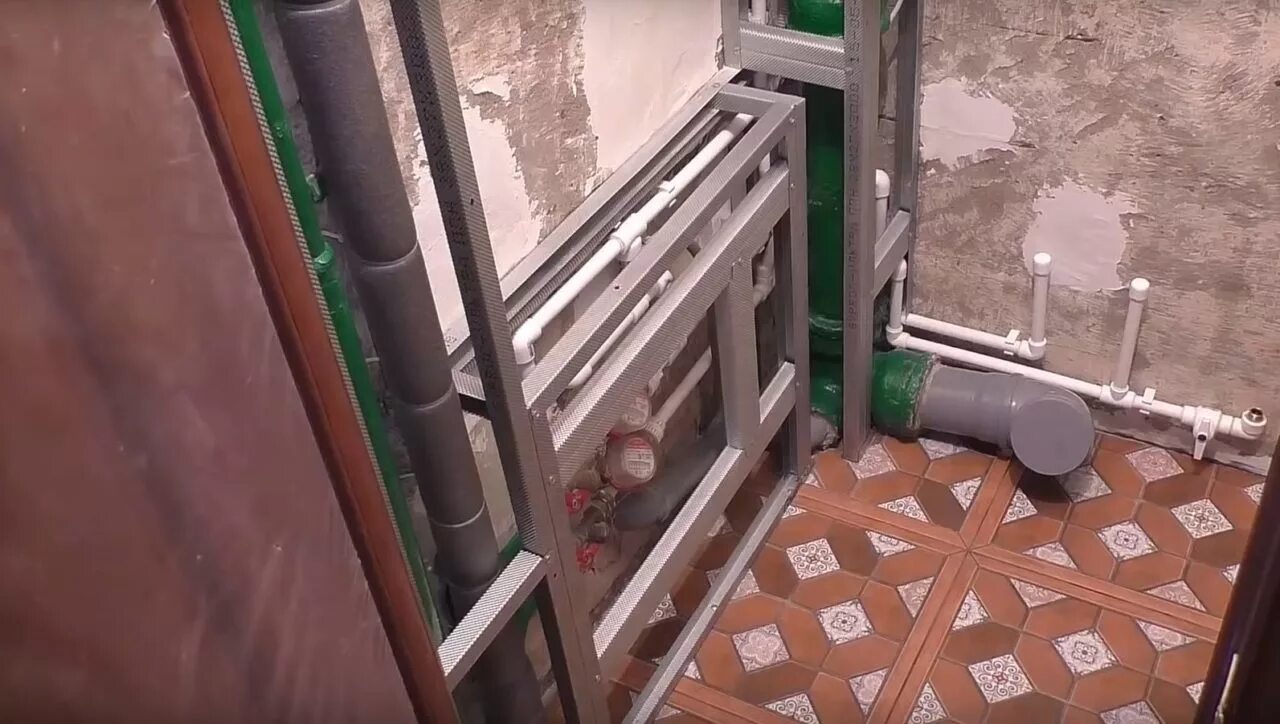 Короб для труб в ванной из пластиковых панелей. Съемный короб для труб в ванной. Пластиковый короб для труб в туалете. Короб из пвх панелей. Пластмассовый короб для труб в ванной.