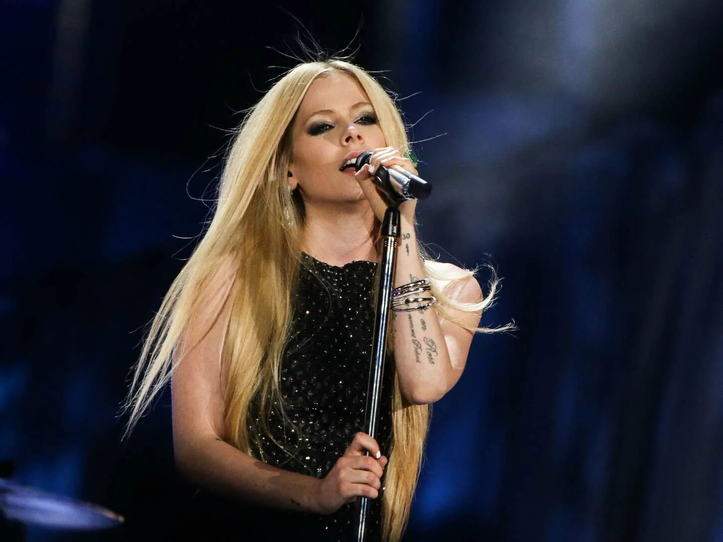 Выступление девочки. Avril Lavigne 2021 на сцене. Американская певица Аврил Лавин. Аврил Лавин 2015. Аврил Лавин поет.