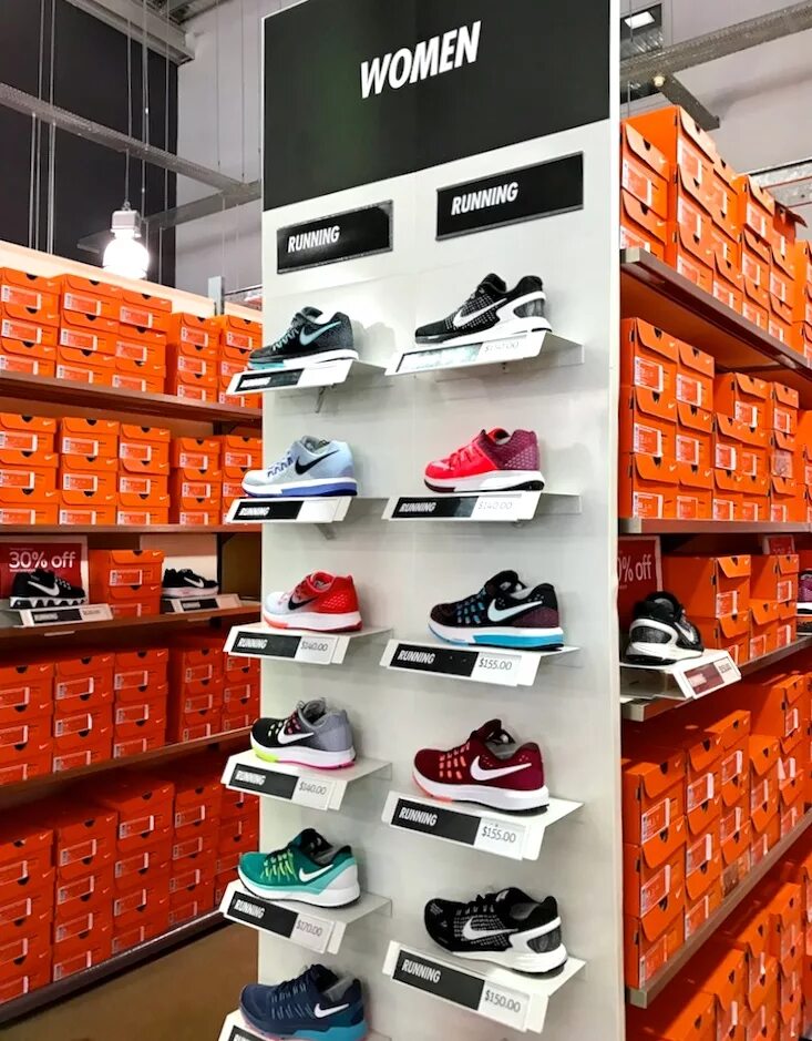 Nike Outlet. Дисконт найк адидас Пума. Nike Factory Store. Найк Коламбус ассортимент. Распродажа кроссовок в спб