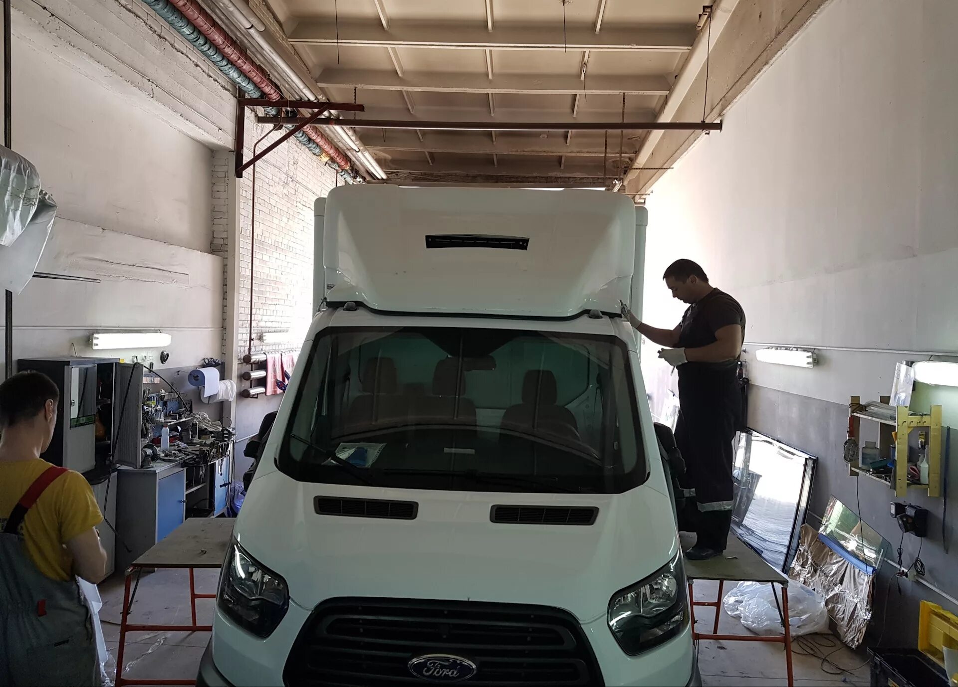 Обтекатель на Форд Транзит 2018. Спойлер для Форд Транзит рефрижератор. Ford Transit 2020 рефрижератор Генератор. Обтекатель под рефрижератор.