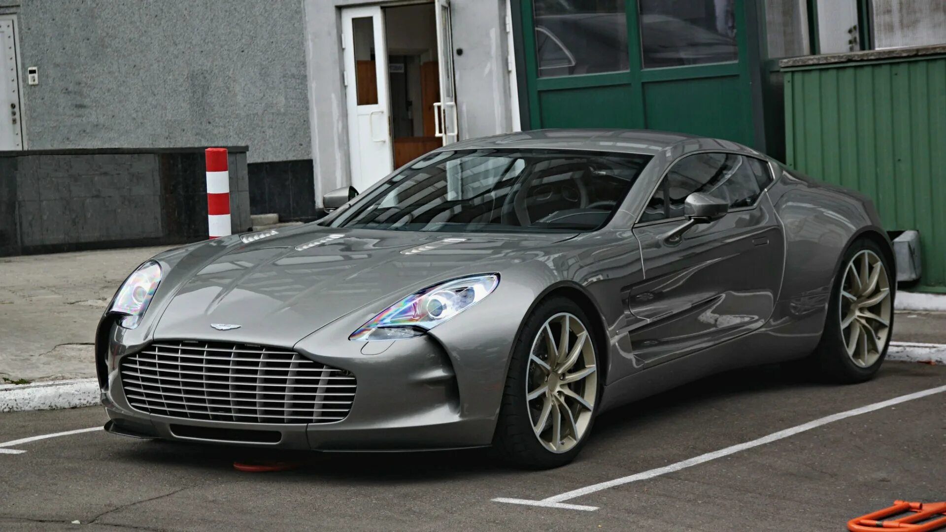 Aston Martin one-77 2009.