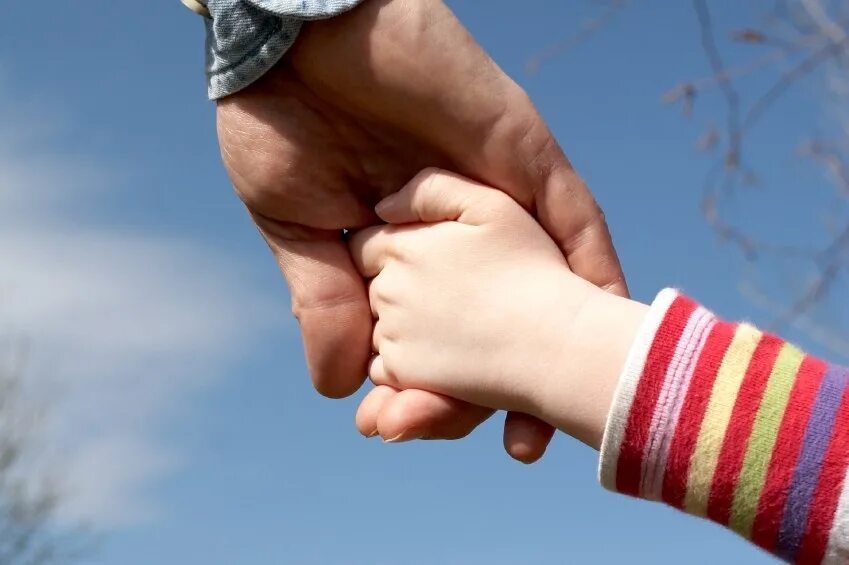День защиты детей руки. Рука ребенка в руке отца. Ребенок под защитой. Детские руки. Детская рука в родительских руках.