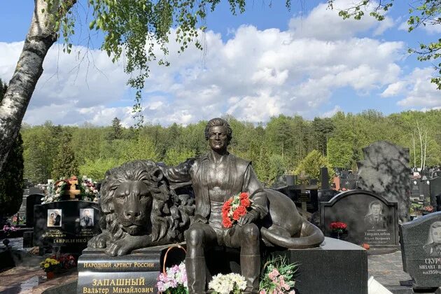 Троекуровское кладбище могилы знаменитостей. Видео троекуровское. Троекуровское кладбище шатунов могила. Троекуровское кладбище 2022. Троекуровское кладбище аллея героев.