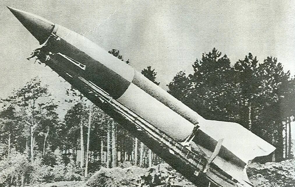 Фау-1 крылатая ракета. Hanomag ss100 v-2 rocket. Фау-1 баллистическая ракета. Ракеты фау-1 и фау-2. Немецкая ракета фау-2.