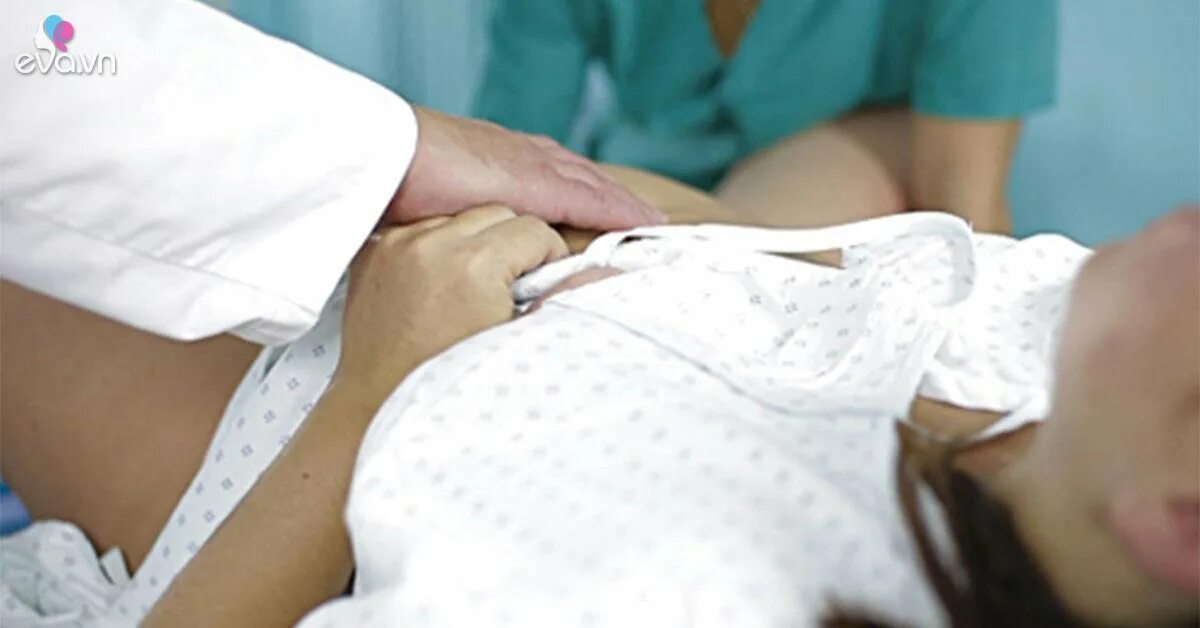 стационар живот. беременная в больнице. беременная женщина в стационаре. противосудорожная терапия алгоритм. гинеколог пальпирует живот.