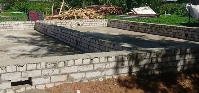 Фундамент из кирпича. Силикатный кирпич на цоколь фундамента. Черновая кладка. Белый кирпич для фундамента. Фундамент под дом из силикатного кирпича.