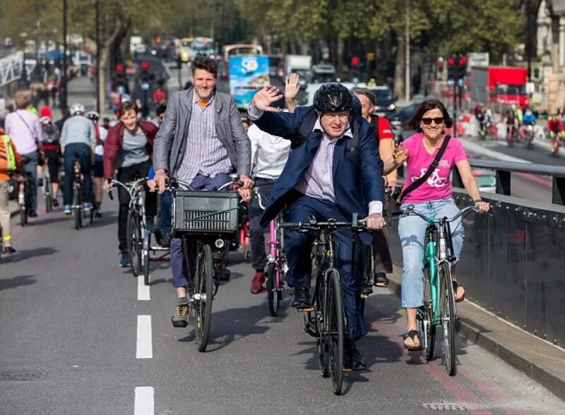 Ездить на работу на велосипеде. Мэр Лондона на велосипеде. Премьер министр Британии на велосипеде. Велосипеды в Лондоне.
