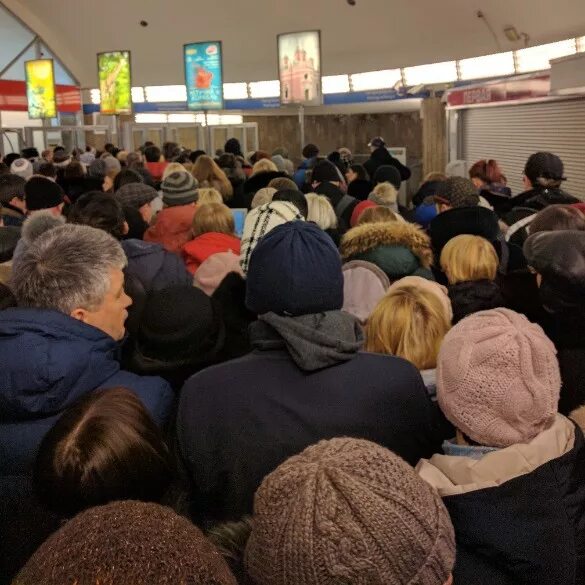 Давка в метро спб сегодня. Давка в петербургском метро. давка на станции спб. час пик в метро спб. давка в метро спб.