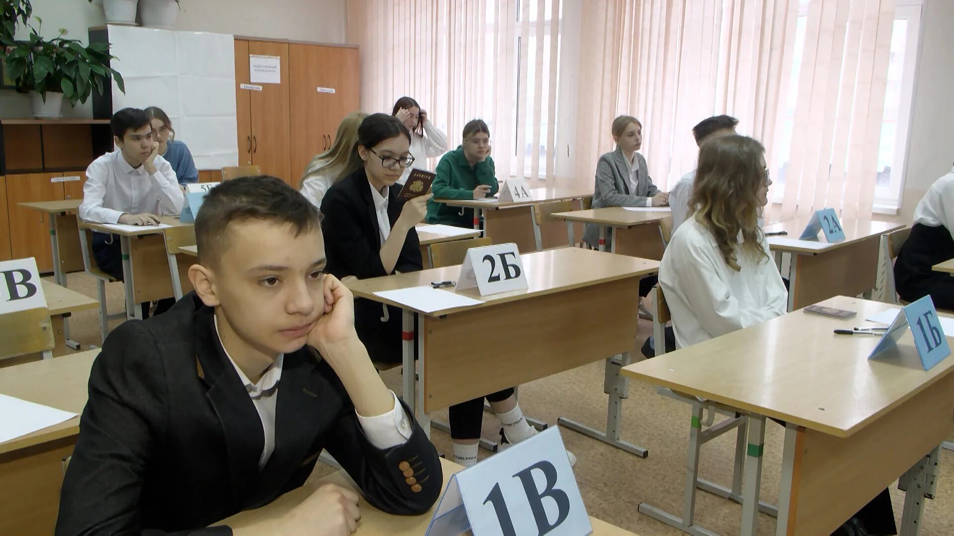 У 25 девятиклассников. Русские школы. Экзамены в школе. Девятиклассники на ОГЭ. Школьная дисциплина.