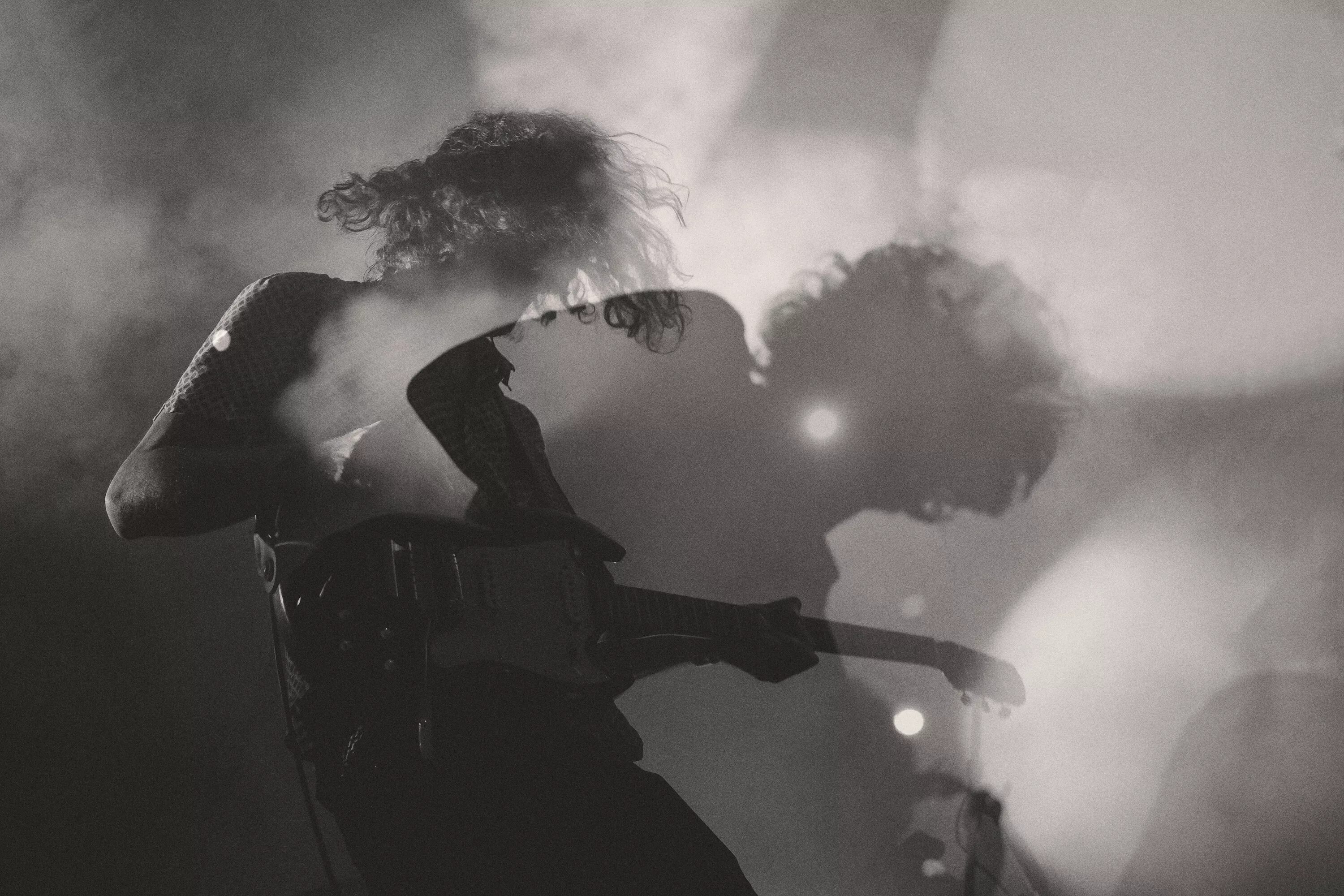 Атмосферные черно белые снимки. Двойная экспозиция. Гитара дым. Микрофон в дыму. Песня дождь темнота дым