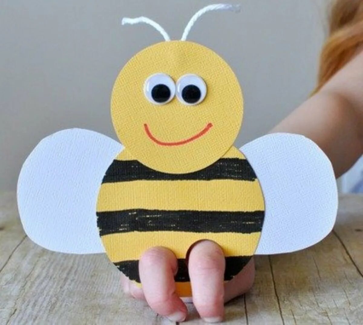 Сделать пчелу своими руками. Поделка Пчелка. Пчелка поделка для детей. Поделка Пчелка из бумаги. Пчелка из картона.