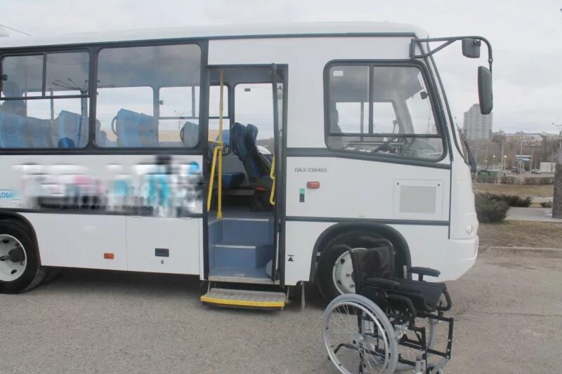 46 1 автобус. ПАЗ инвалидный. Пандус в автобусе для инвалидов. Места для инвалидов в автобусе. Коляска в автобусе.
