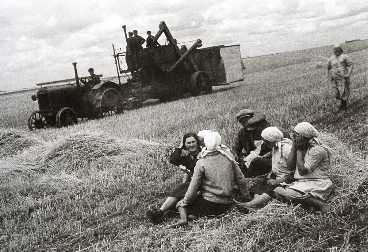 Колхоз это в ссср. Колхозники 1930. Механизация сельского хозяйства 30-е СССР. Колхоз СССР 1930 годы. Коллективизация сельского хозяйства в СССР колхоз.