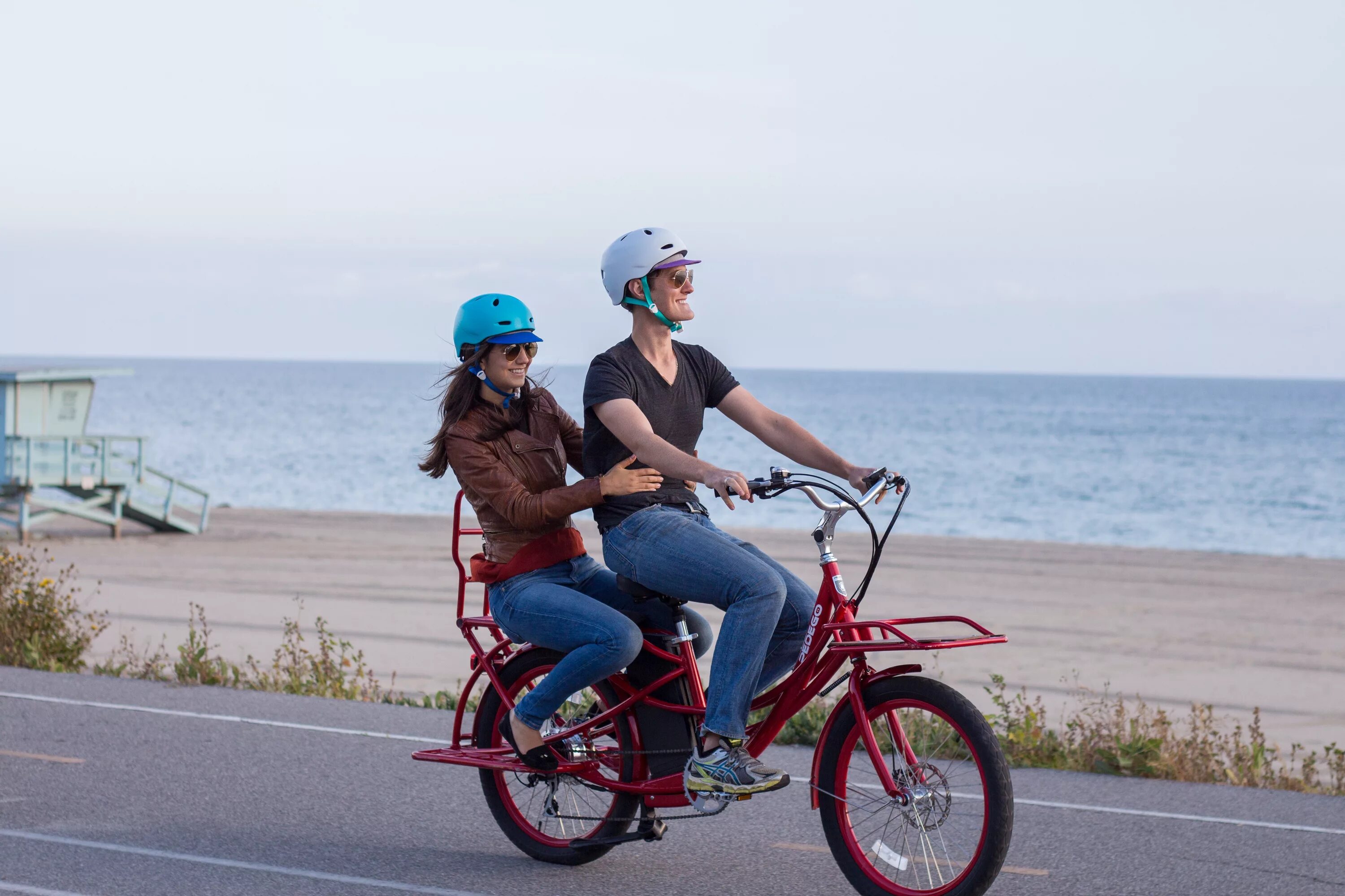 Можно ли беременным ездить на велосипеде. Пассажир на велосипеде. Электровелосипед для двоих. Велосипедист с пассажиром. Электровелосипед с сиденьем для ребенка.
