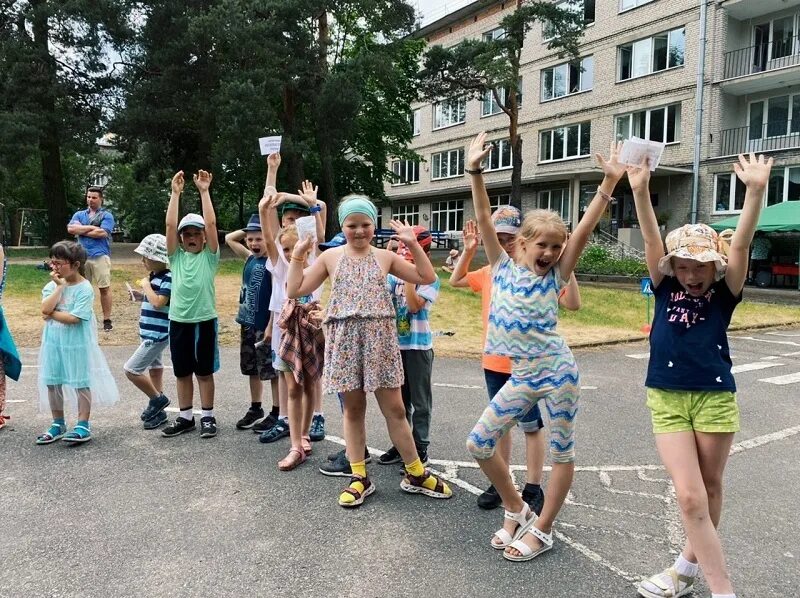 В каких школах летние лагеря. Лето.лагерь на базе школы. Городской лагерь. Летний городской лагерь. Лагерь на базе школы.