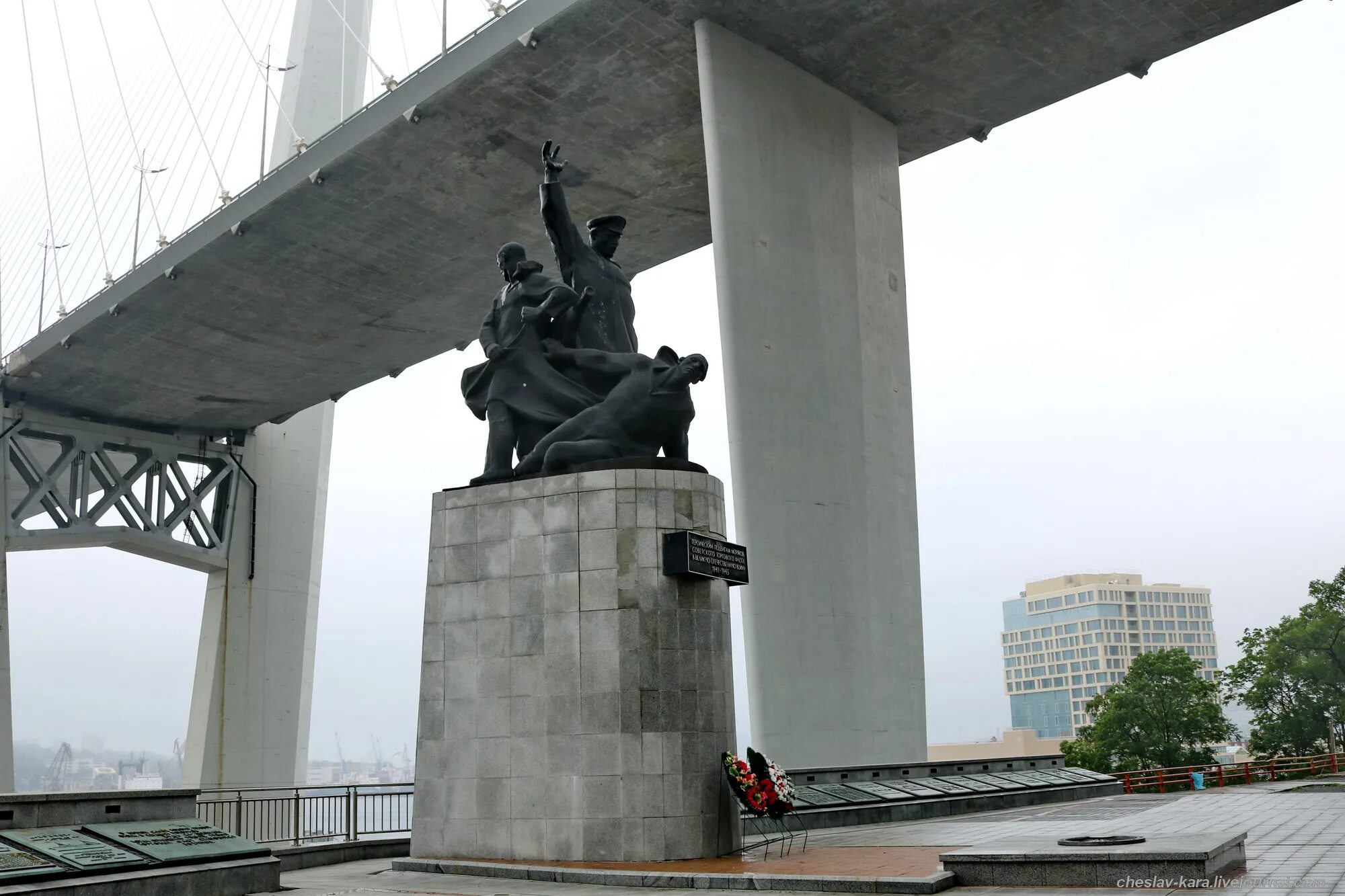 Памятник морякам торгового флота во Владивостоке. Памятник погибшим морякам Владивосток. Памятник морякам торгового флота ВОВ Владивосток. Памятник морякам тихоокеанцам во Владивостоке. Морякам торгового флота