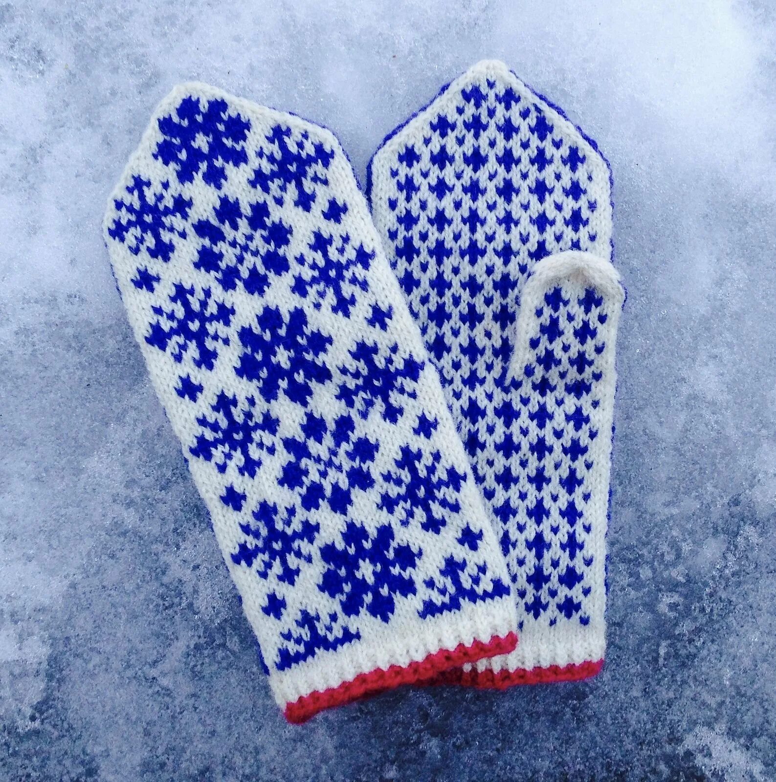 Варежки со снежинкой спицами. Варежки жаккардовые шельди. Синие варежки вязаные. Варежки со снежинками. Варежки со снежинкой спицами.