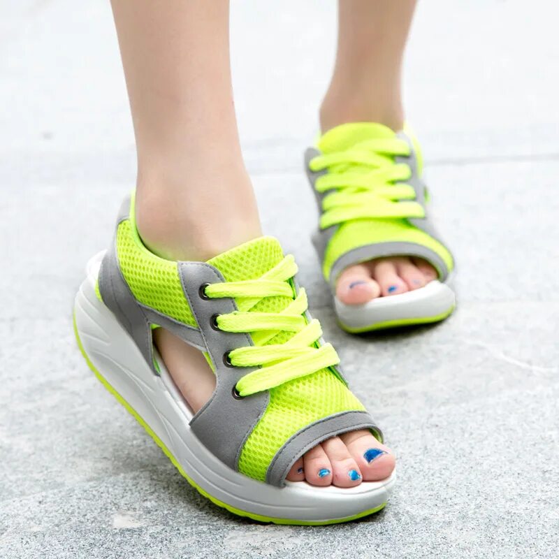 Кроссовки сандали. Спортивная летняя обувь для женщин. Кроссовки-сандалии женские. Летние босоножки спортивные. Летние спортивные женские босоножки.