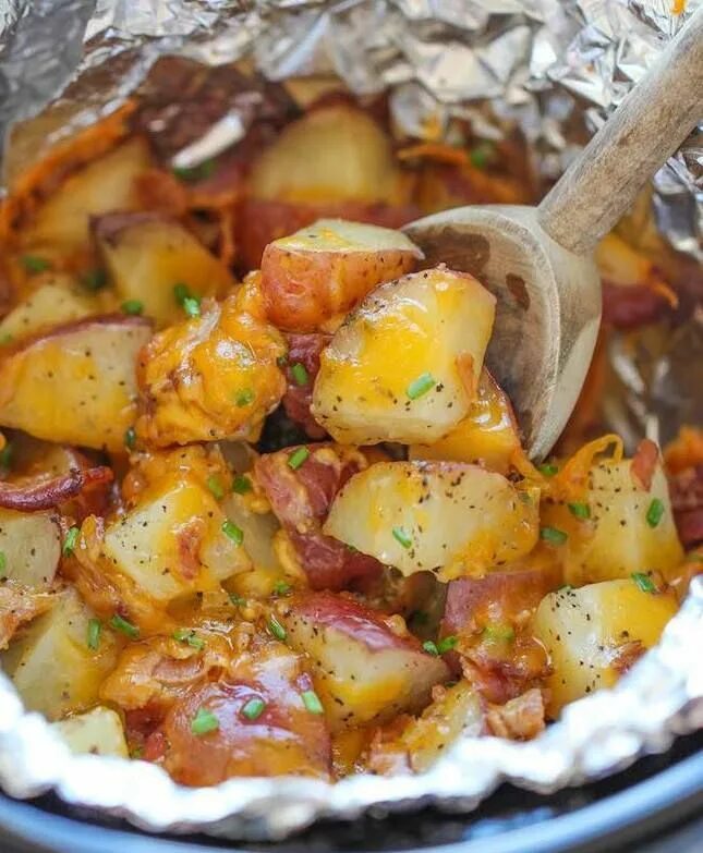 Можно ли запечь картошку в мультиварке. Картофель с беконом. картофель запеченный по деревенски. печеный картофель в мультиварке. мясо по деревенски в духовке с картофелем.