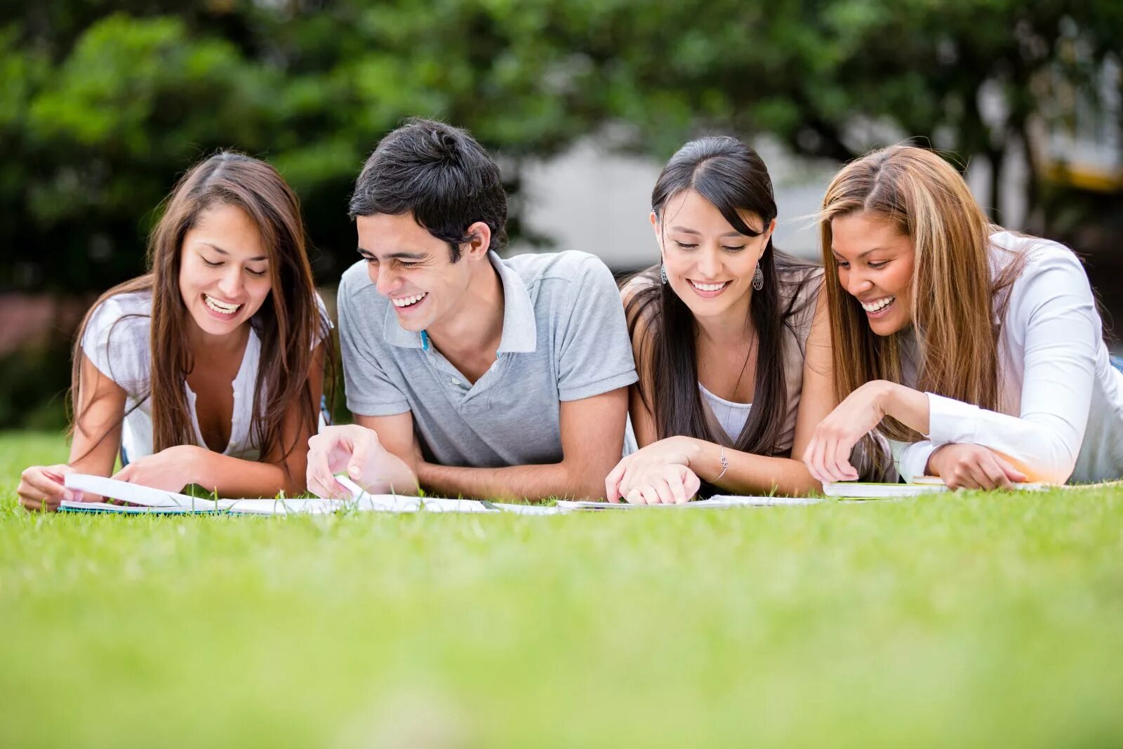 Student park. Общение студентов. Счастливые подростки. Счастливые студенты. Молодежь студенты.