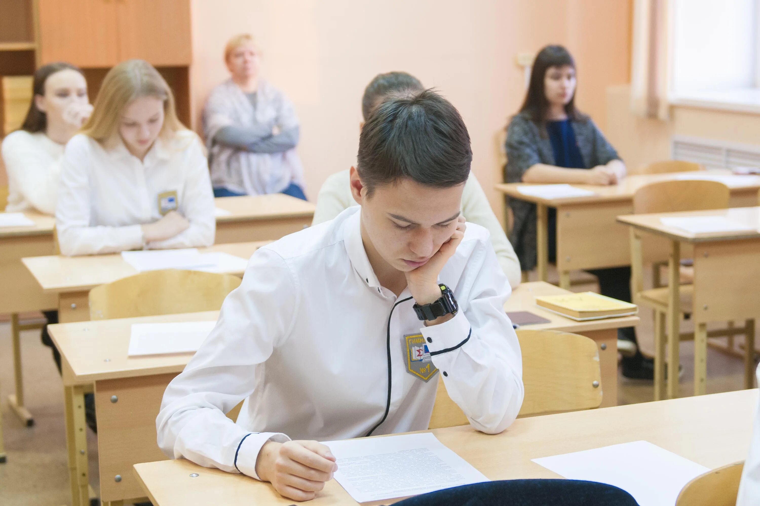 Девятиклассники получили задание. Старшеклассники. Девятиклассники. Школьные контрольные.