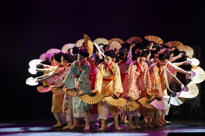 Театр где танцуют. Японский танец. Японская танцовщица. Японский танец с веерами. Танцы Японии.