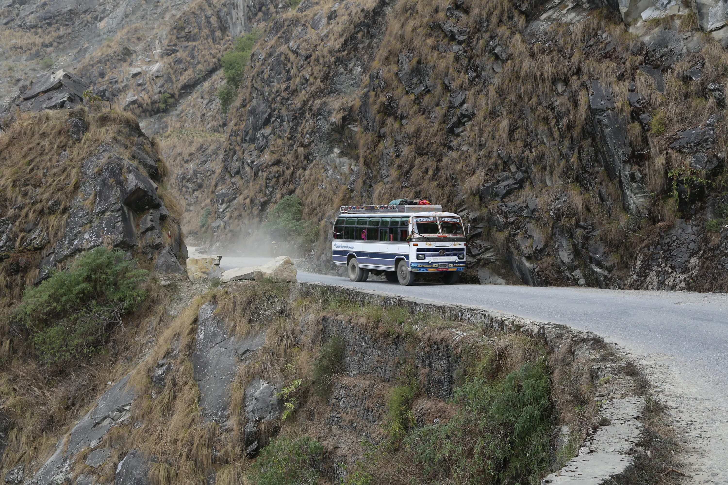 Автобус едет в горы. Шоссе Карнали, Непал. Гималайская дорога в Непале. Горные дороги в Непале. Опасные дороги Непала.