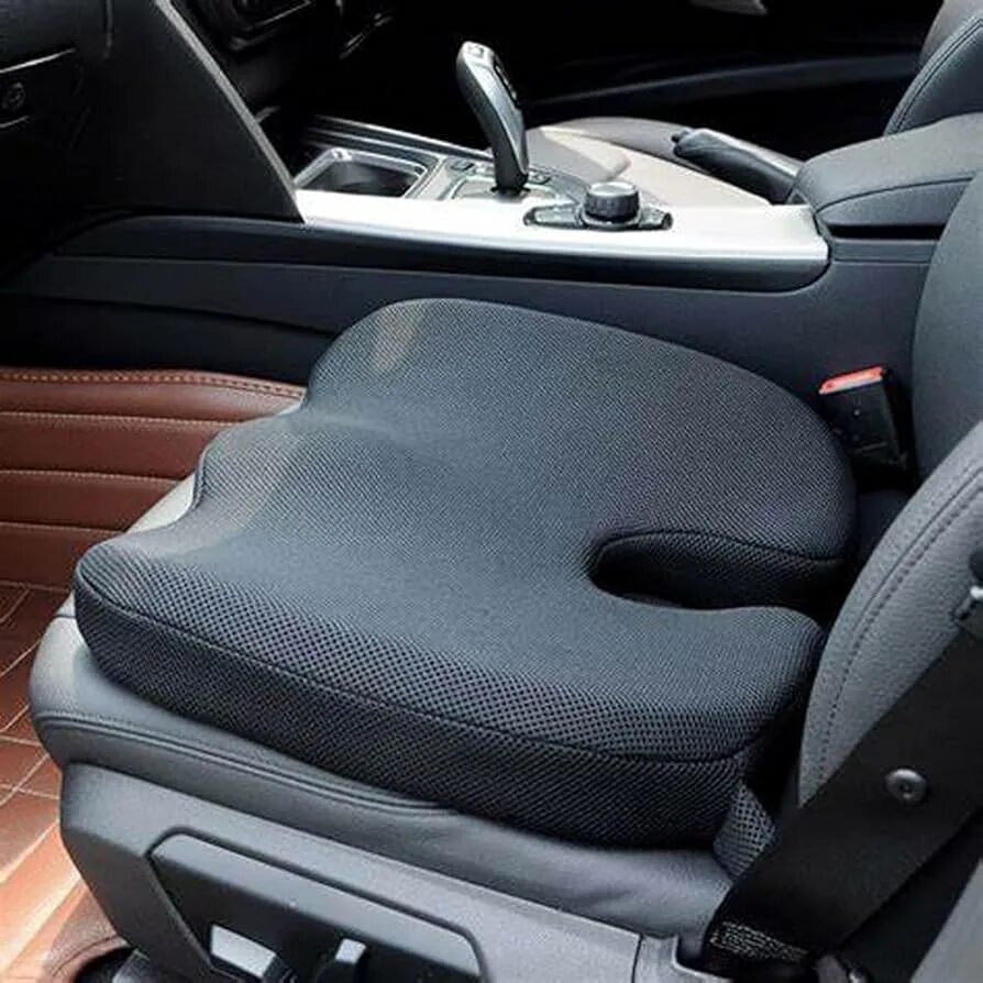 Какая подушка сидения. Подушка на сиденье автомобиля. Ортопедические сиденья для автомобиля. Подушка на водительское сиденье. Подушка для водителя на сиденье.