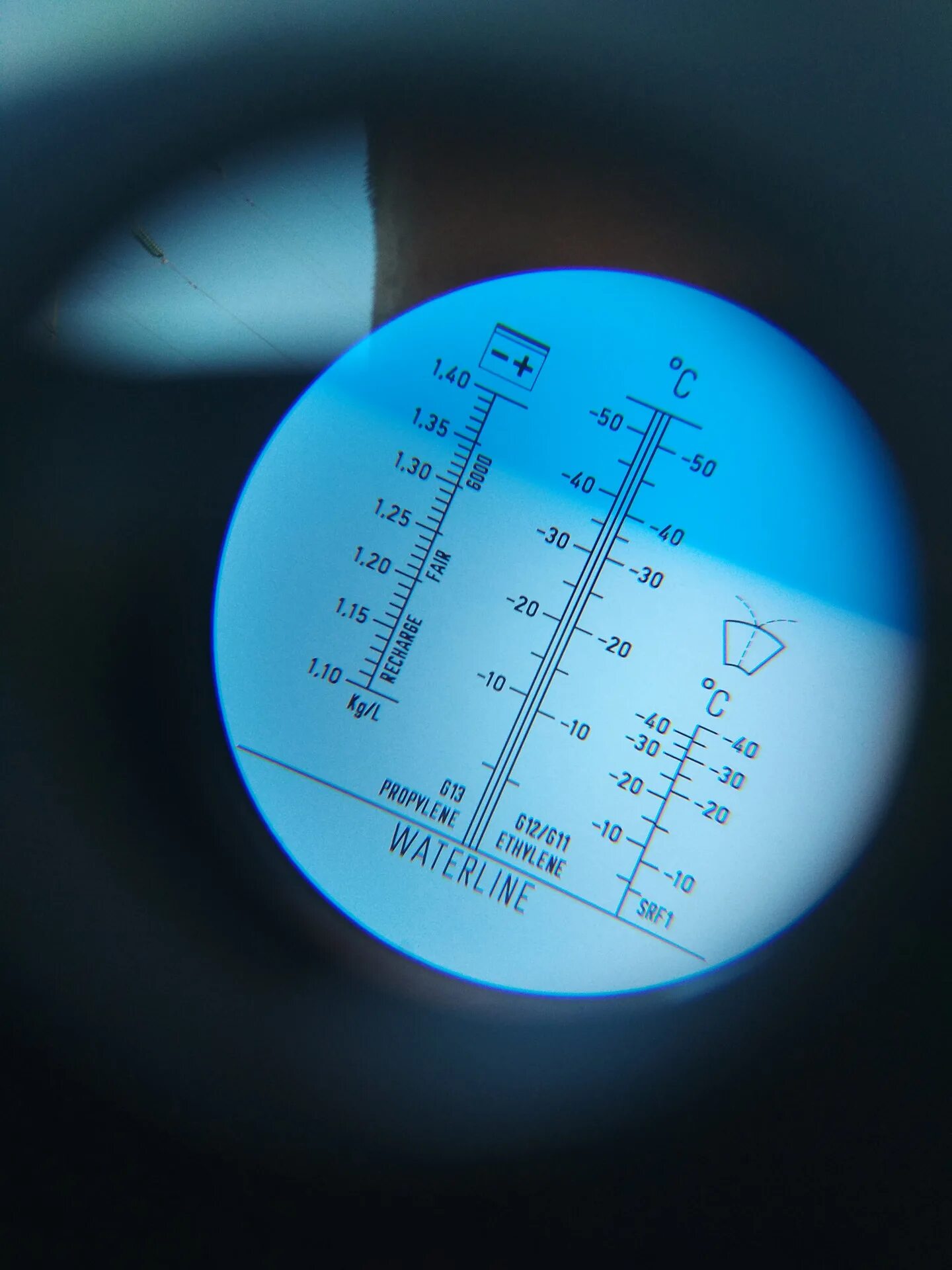 Шкала рефрактометра для антифриза. Проверка плотности антифриза рефрактометром. Рефрактометр расшифровка показателей. Реыриктрометр газовый.
