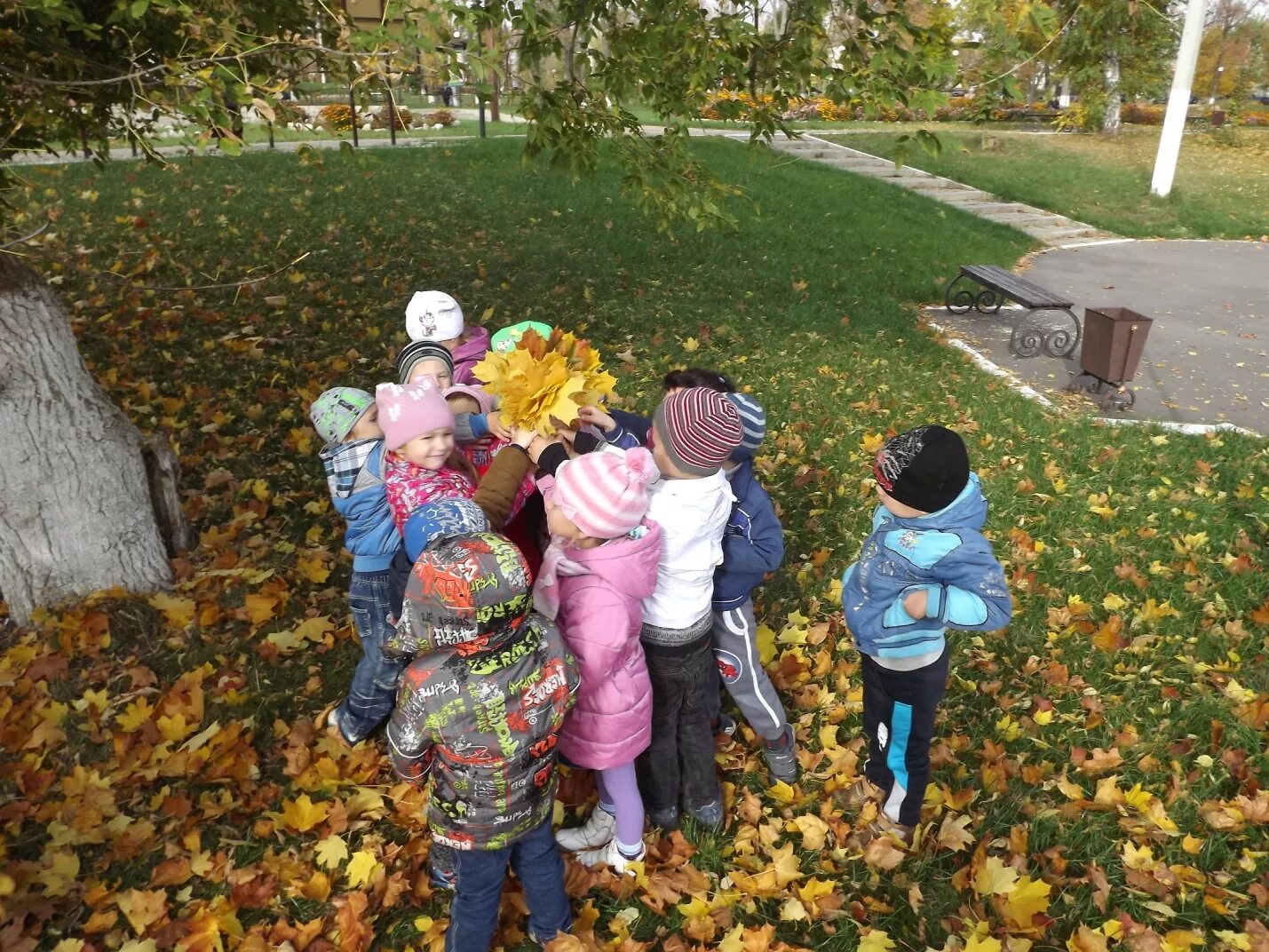 Дети собираются на прогулку. Прогулка в детском саду. Осенняя прогулка в детском саду. Дети на прогулке в детском саду. Прогулка в детском саду осень.