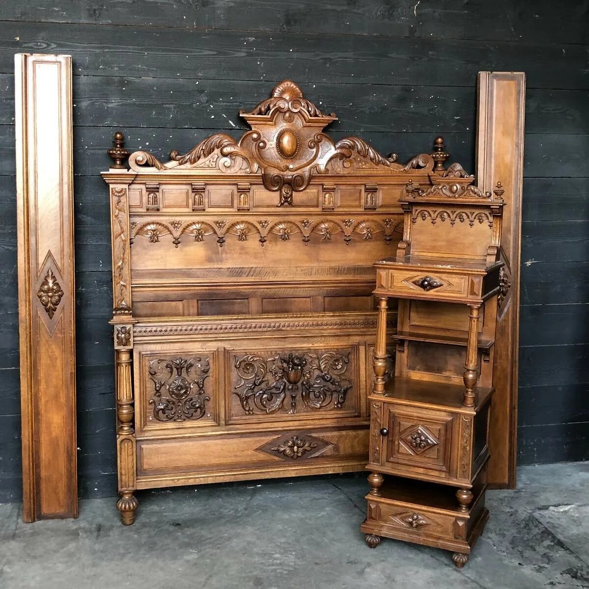 Куплю старые кровати. Кровать Ренессанс Ренессанс. Антикварная кровать испанский Ренессанс. Кровать эпохи Ренессанса. Мебель эпохи Ренессанса кровать.