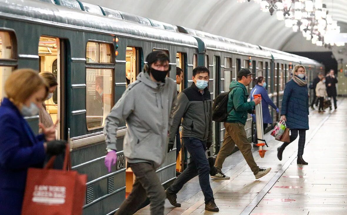 Кинул в метро. Люди в метро. Люди идут в метро. Пассажиры метро. Люди в метро Москвы.