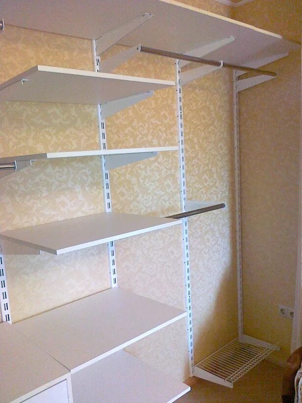 Подвесной стеллаж для гаража. Закрепить стеллаж. Полки металлические настенные для гаража. Потолочные полки для гаража. Закрепить стеллаж.