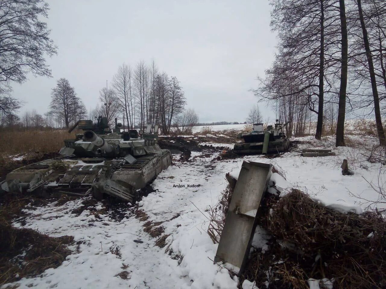 Потери украины и россии в конфликте. Танки т80 на Украине. Т 80 В грязи. Брошенные колонны танков.