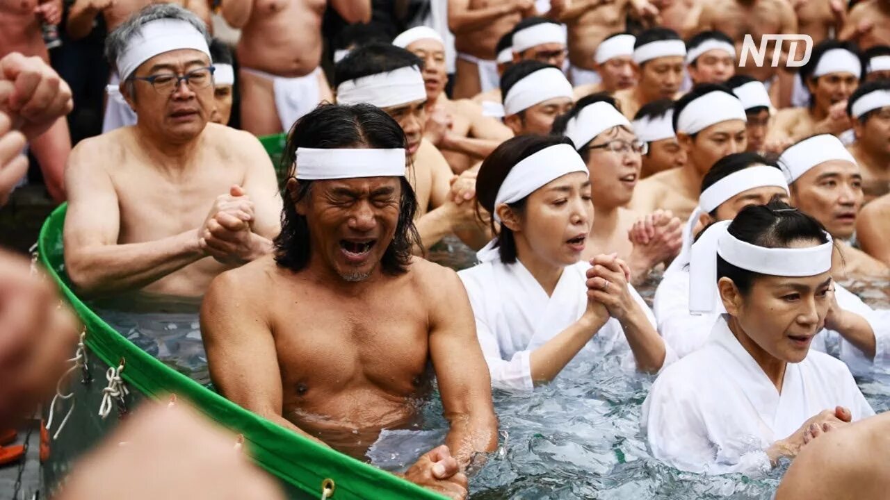 Купание японцев. Смешанные купания в Японии. Японский купается. Семейные купания Япония. Япония купаться