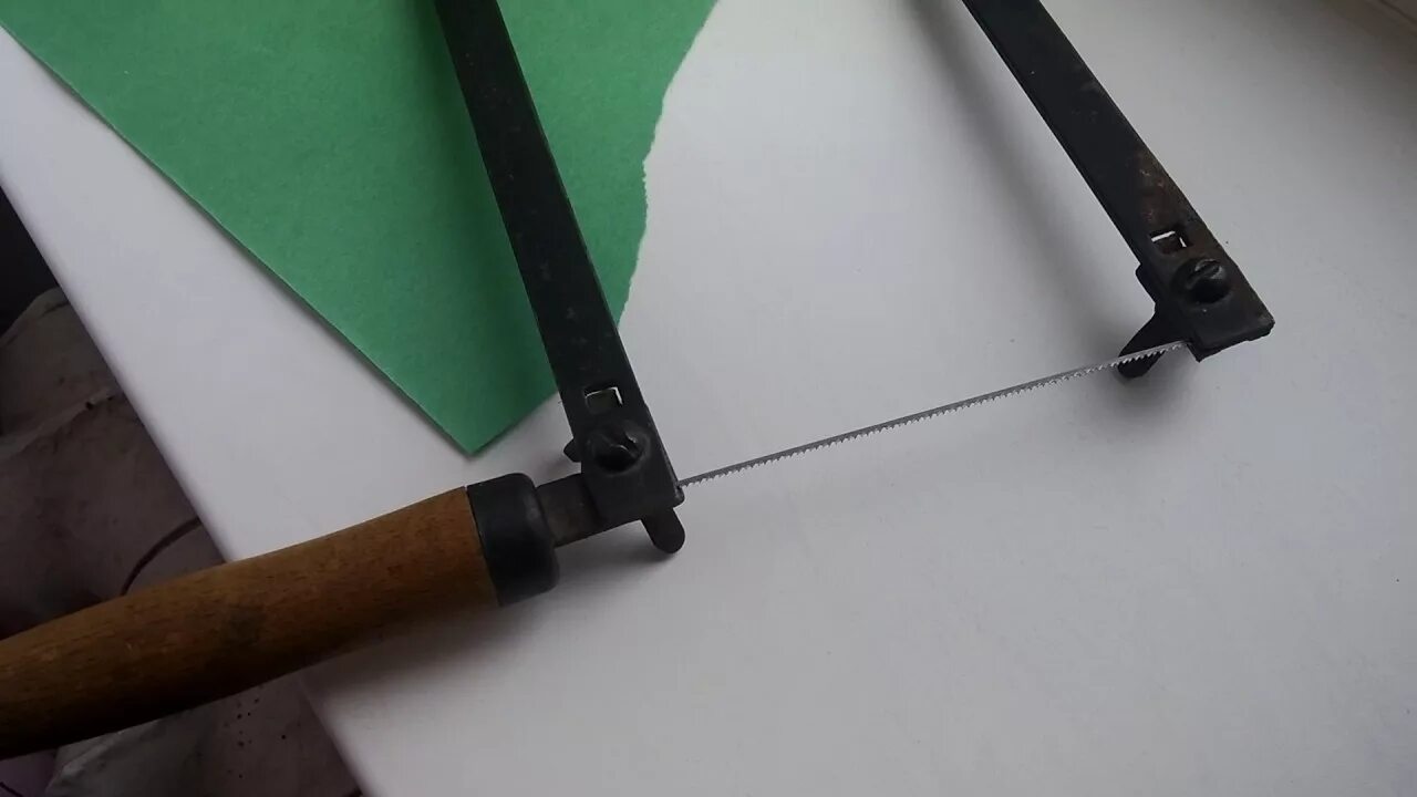 Как вставить лезвие в лобзик. Лобзик ручной по дереву. лобзик по металлу ручной. лезвие для ручного лобзика. направление зубьев ножовки по металлу.