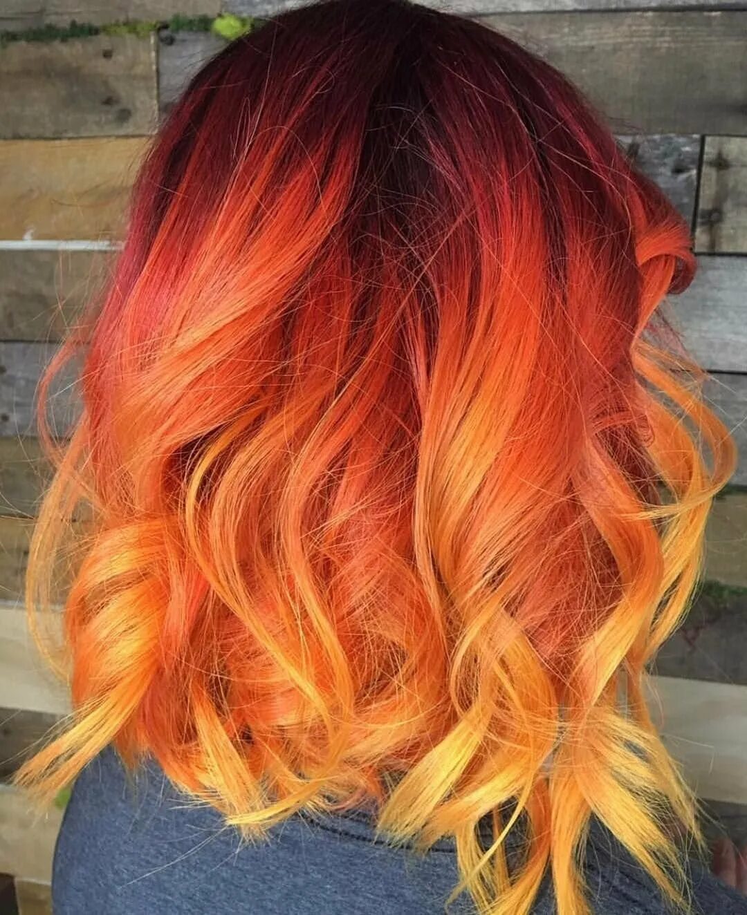 Окрашивание волос омбре на рыжие волосы. Омбре на рыжие волосы. Цветное омбре на рыжие волосы. Омбре на волосах рыжие волосы. Черно оранжевые волосы