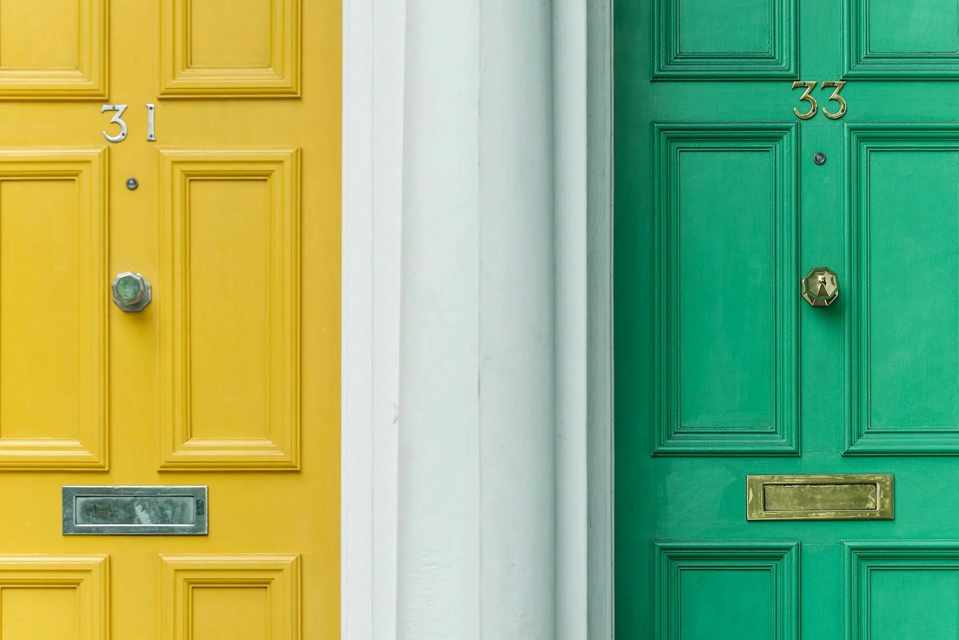 Цветные двери. Разноцветные двери. Зеленая дверь. Салатовая дверь.
