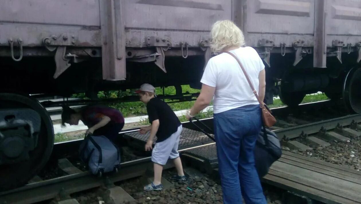 Человек на железной дороге.