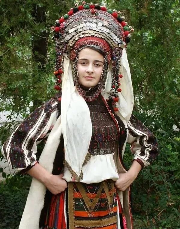 Фото национальных костюмов. Болгарский традиционный костюм. Болгарский национальный головной убор. Традиционные костюмы в Болгарии. Болгарские девушки в национальных костюмах.