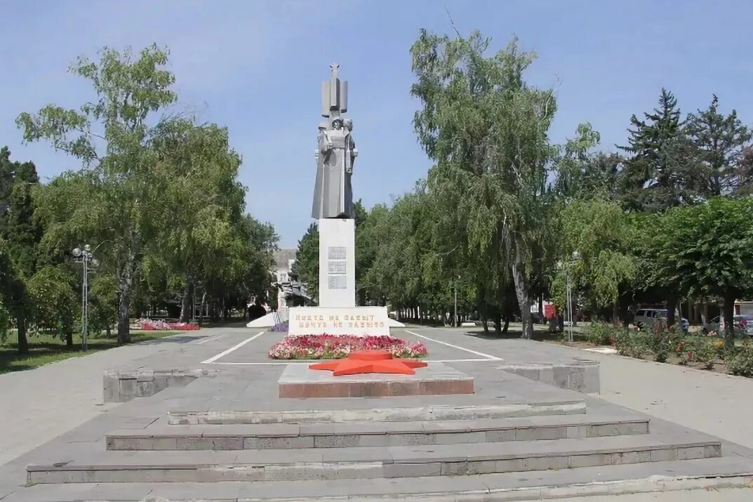 Сайт ст ленинградской. Станица Ленинградская Краснодарский вечный огонь. Вечный огонь станица Ленинградская. Мемориальный комплекс в станице Ленинградской. Площадь станицы Ленинградской Краснодарского края.