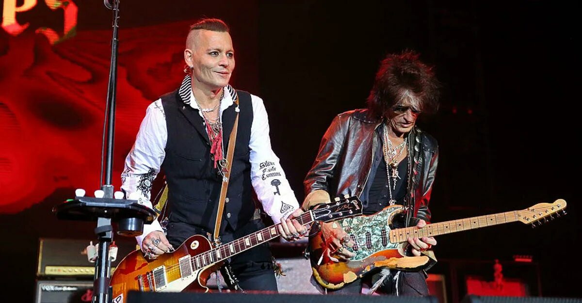 Выступление джонни. Hollywood vampires джонни деппа закидали лифчиками. группа hollywood vampires. концерт джонни в москве.