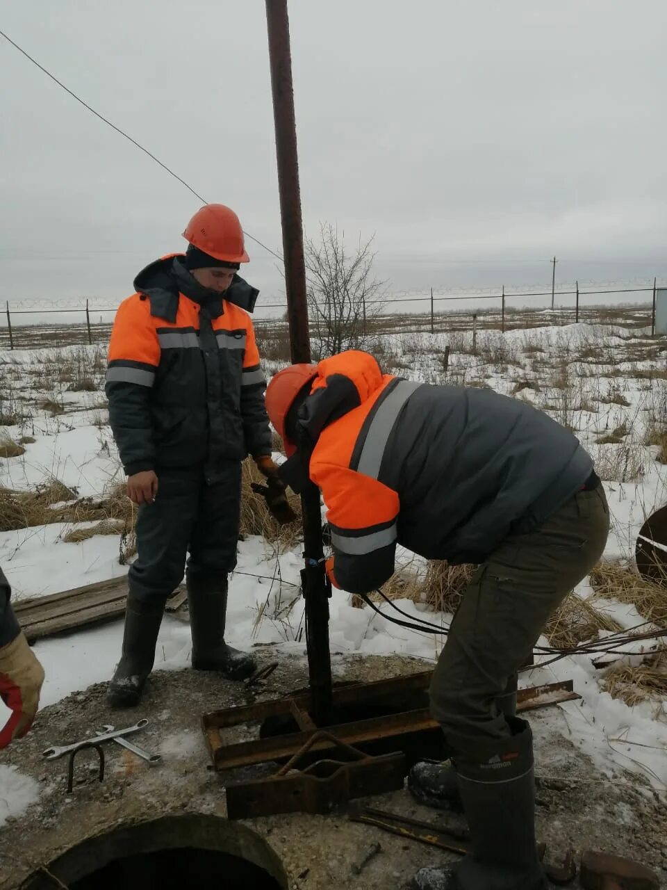 Ремонт скважин. Скважина. Работа на скважине. Водоподъемная труба. Водоканал ремонтное