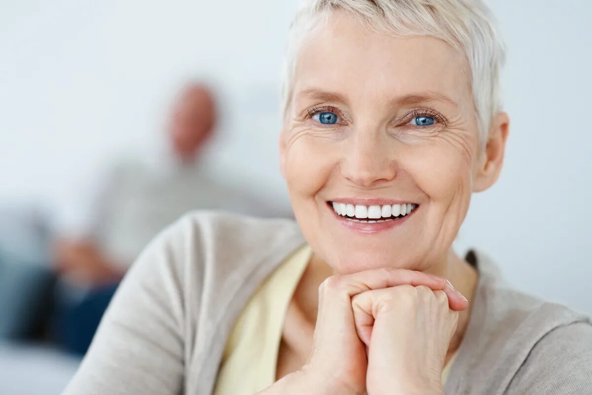 Рак после 40 лет. Пожилая женщина улыбается. Красивая улыбка. Улыбка взрослой женщины. Радостная женщина в возрасте.